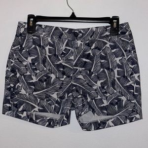Banana Republic woman’s hampton fit shorts
size 2
Super cute, look brand new